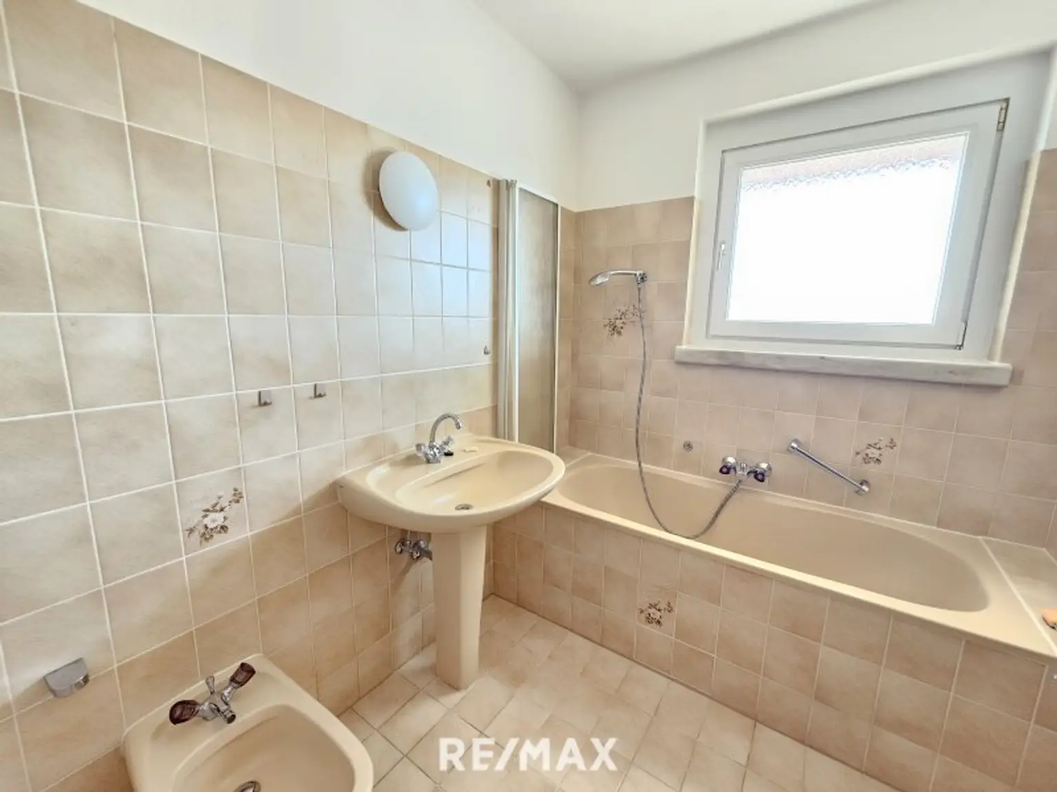 Bad mit Wanne und Fenster