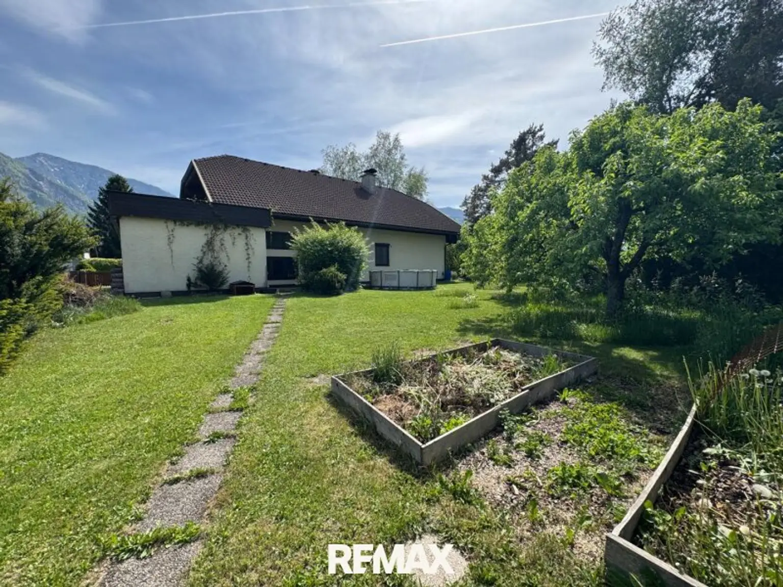 Garten mit Bodenbeet