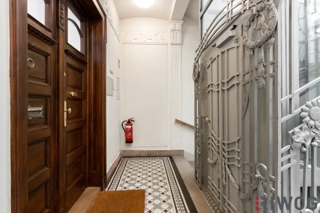 Einmalige Dachgeschosswohnung am Naschmarkt – Mit Vision veredelbar zum 215 m² PENTHOUSE-Juwel mit einmaligen 360°-Blick über Wien