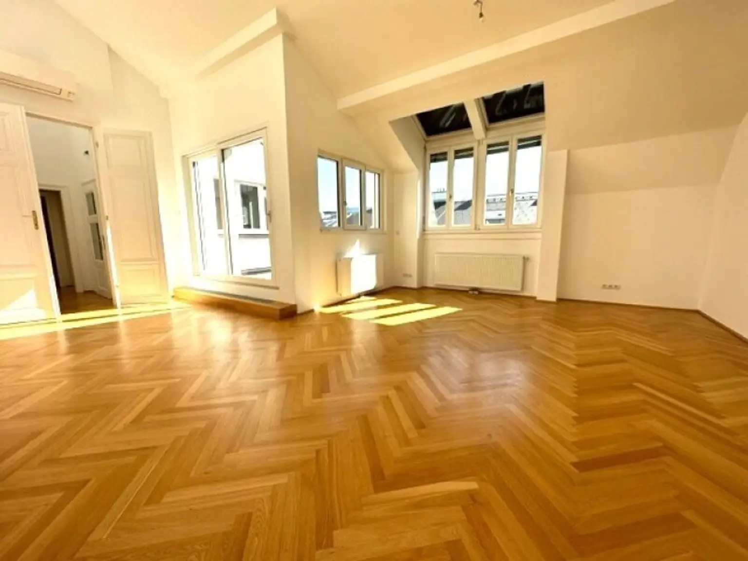BÖRSE-NÄHE, klimatisiertes 98 m2 Dachgeschoss mit 9 m2 Terrasse, 3 Zimmer, Extraküche, 2 Bäder, Gonzagagasse