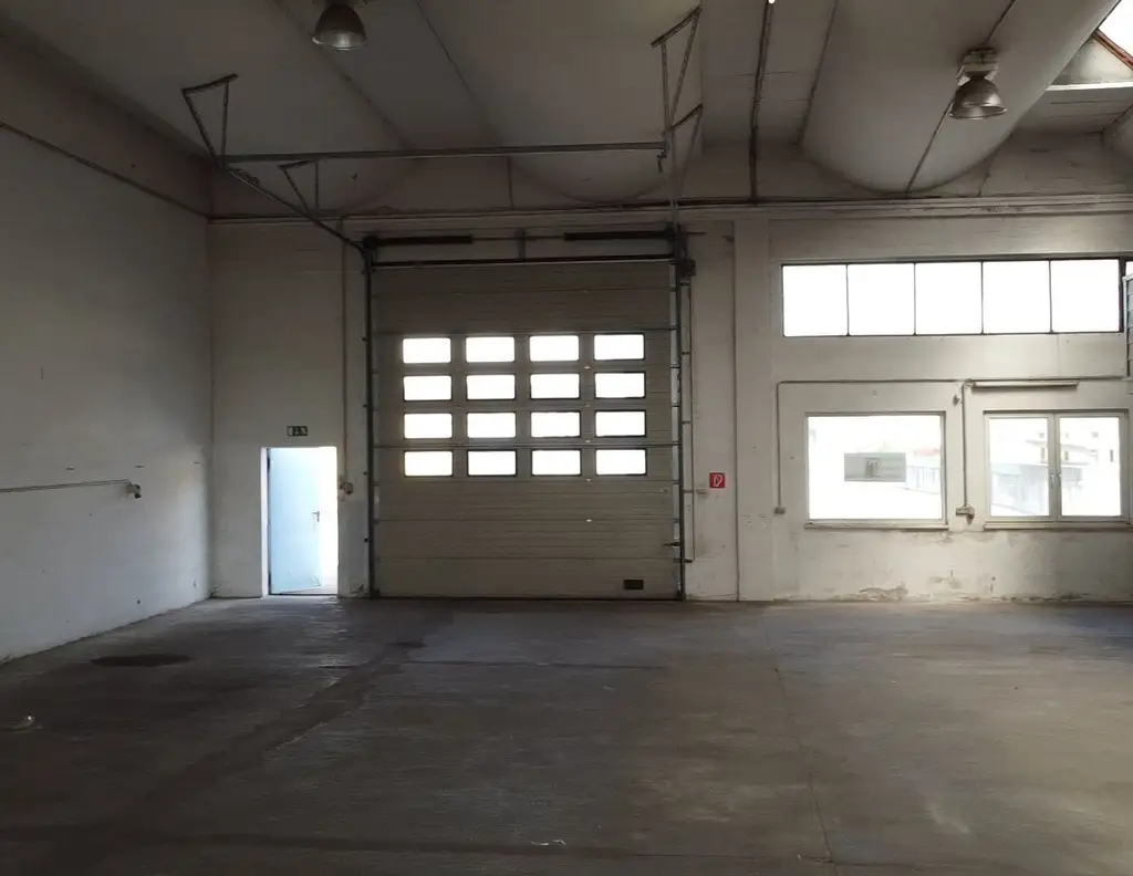 Großzügige Industriehalle in St. Valentin - 1311 m² zur Miete für Ihre Geschäftsideen, inkl. Büroräume auf 2 Etagen