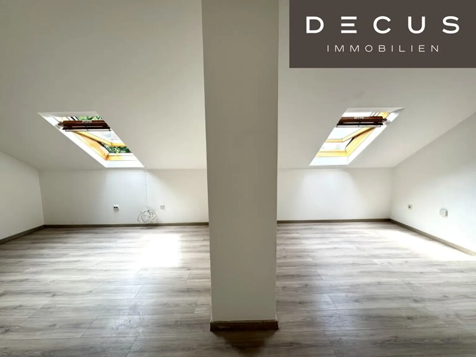 | CHARMANTE DACHGESCHOSSWOHNUNG | HELL & ZENTRAL | 4. OG | IDEAL FÜR SINGLES & STUDENTEN | TOP LAGE  | NÄHE UNI