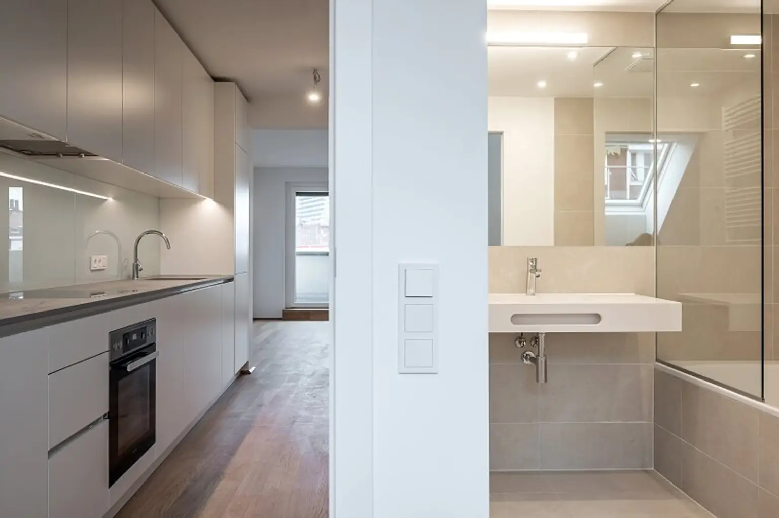 EDUART-Die Kunst des Wohnens: Hochwertiger 3-Zimmer DG-ZWEITBEZUG mit ca. 15m² Balkon! (10/19)