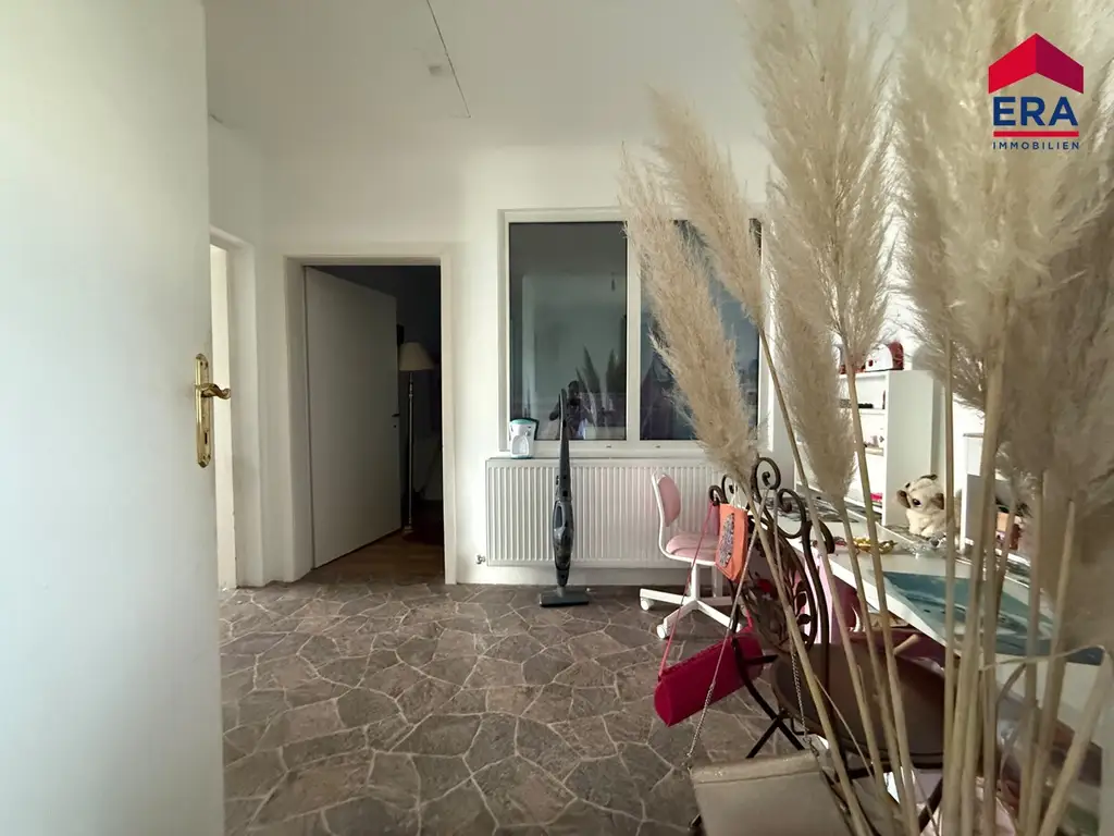 NEU: Viel Platz für Familie, Hobby und Werkstatt – Einfamilienhaus mit 4 Garagen und neuem Dach