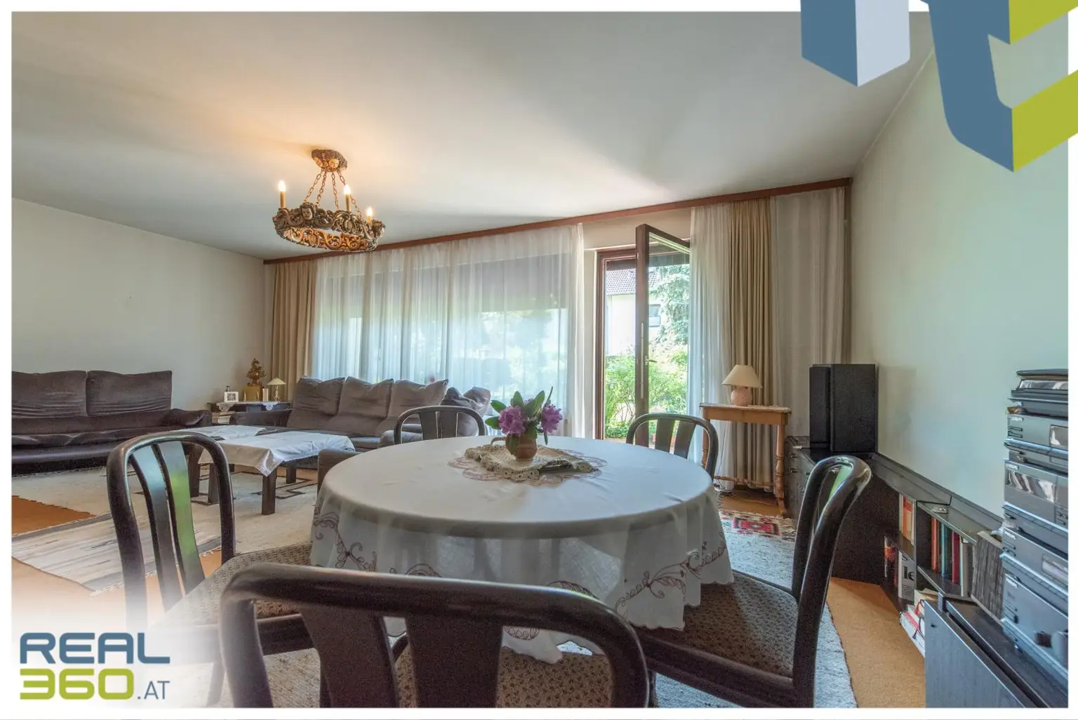 Esstisch im Wohnzimmer