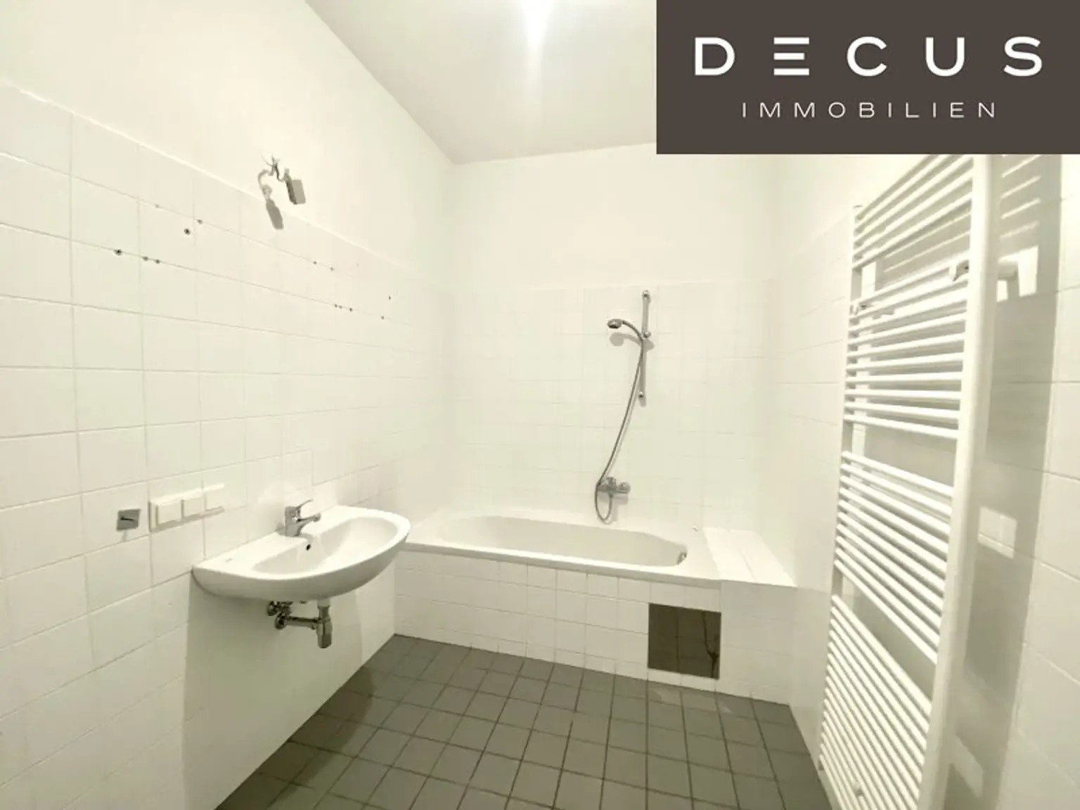 * AB DEZEMBER * 2 ZIMMER WOHNUNG * MIT BALKON * NÄHE HAUPTBAHNHOF UND KEPLERPLATZ * TOP INFRASTRUKTUR