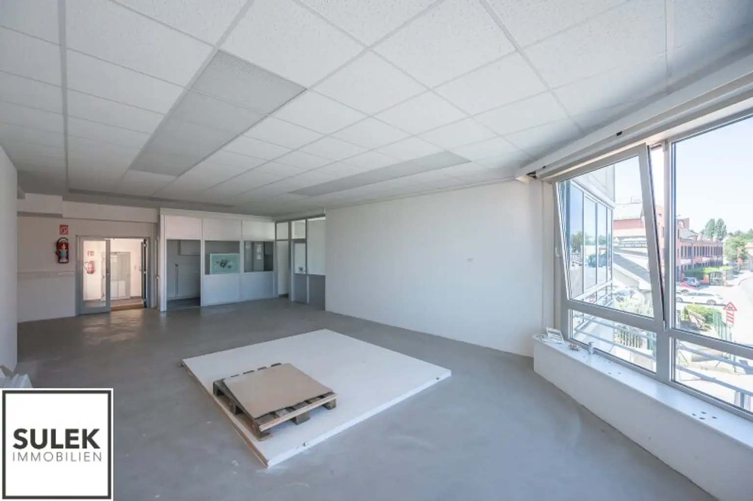 Grundstück mit vier Baukörpern - Büro-, Geschäfts- und Gewerbegebäude inkl. Parkplätzen in Vösendorf