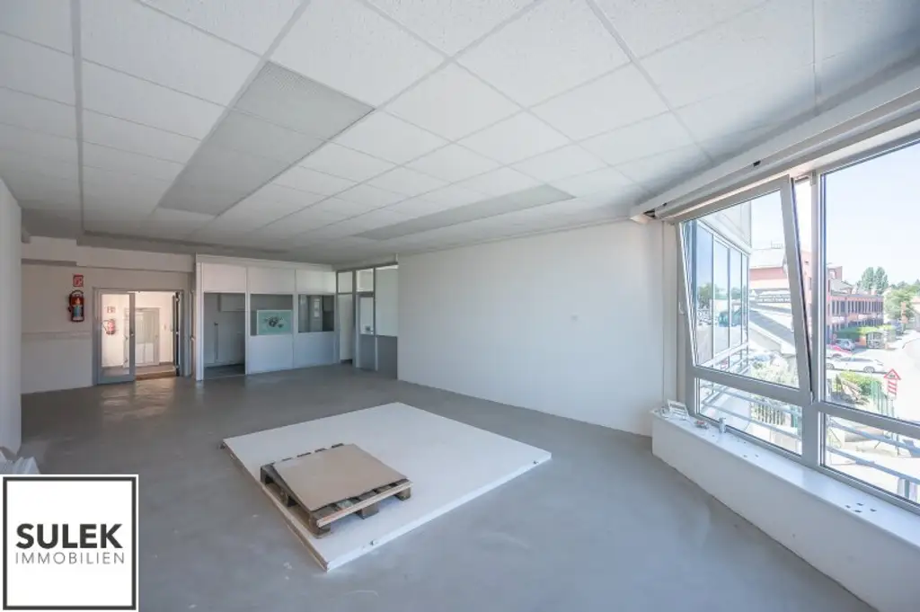 Grundstück mit vier Baukörpern - Büro-, Geschäfts- und Gewerbegebäude inkl. Parkplätzen in Vösendorf