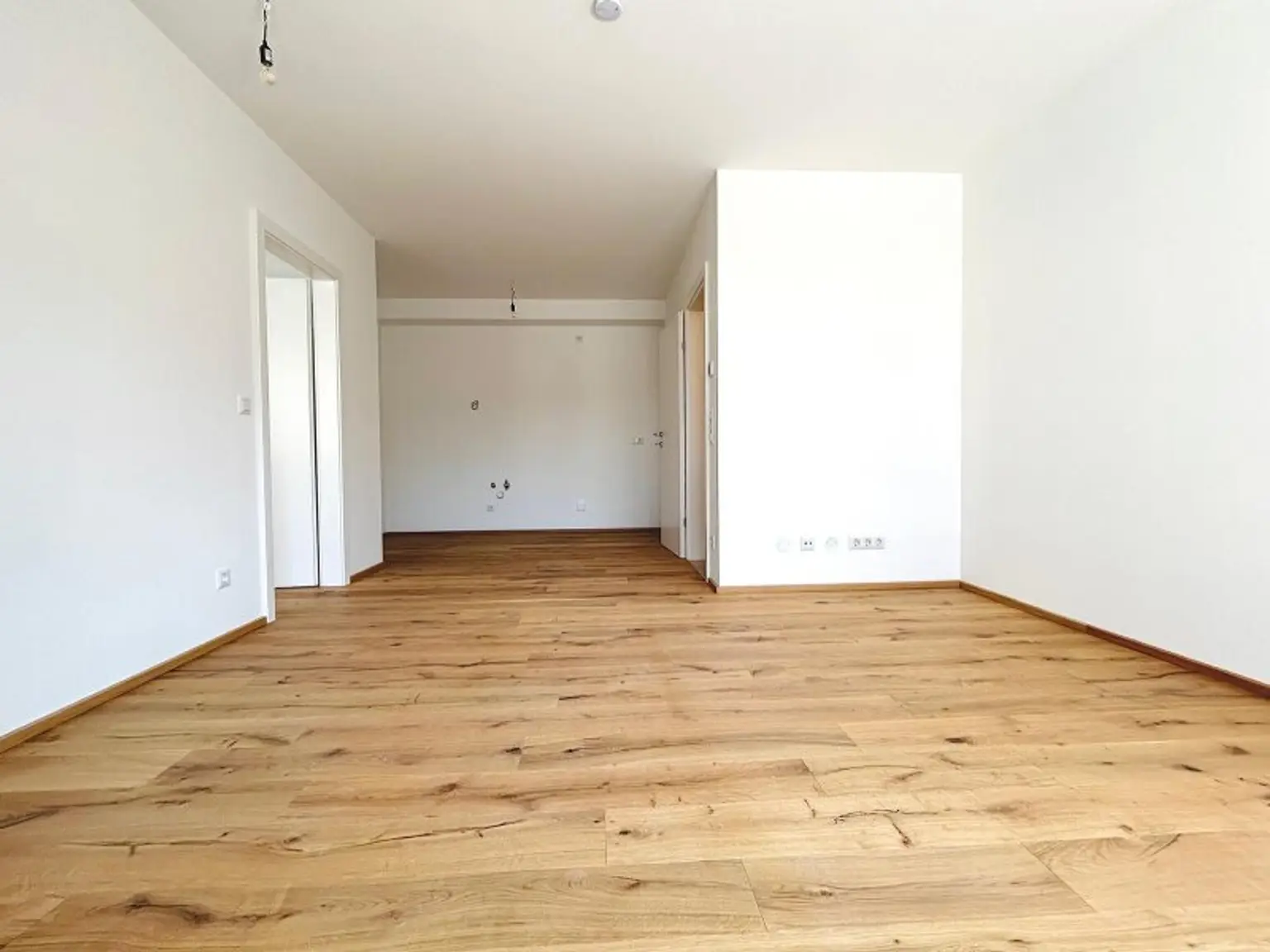 Provisionsfreie, klimatisierte Dachgeschosswohnung nahe der UNO-City – 2 Terrassen, Fitnessraum, PKW-Stellplatz – Erstbezug