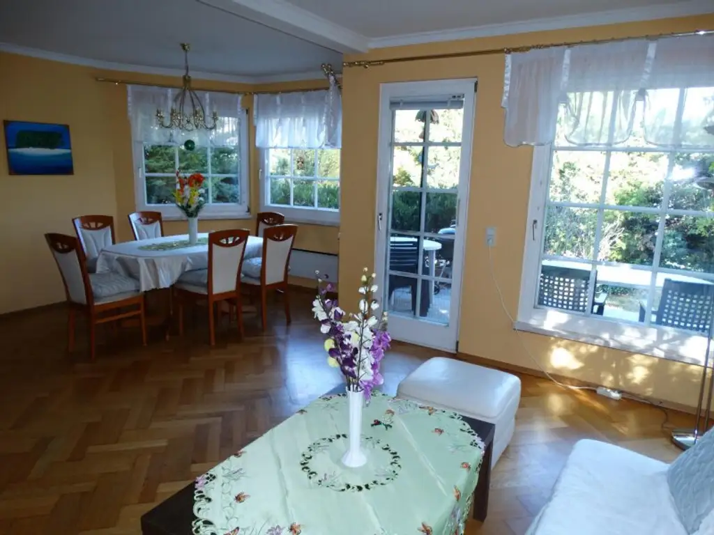 BUNGALOW INMITTEN DER VEGETATION IN RUHELAGE