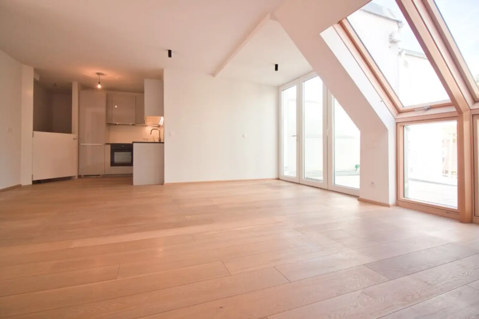 Helle, großzügige Maisonette-Wohnung mit 2 Bädern | ~ 20 m² große, private Terrasse direkt auf Wohnebene | Nahe Elterleinplatz