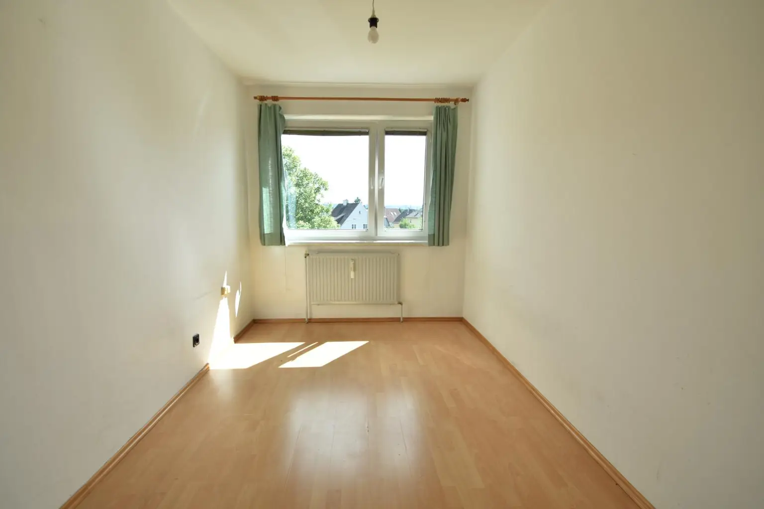 Geräumige 4 Zimmer Wohnung mit Loggia und Garagenstellplatz!