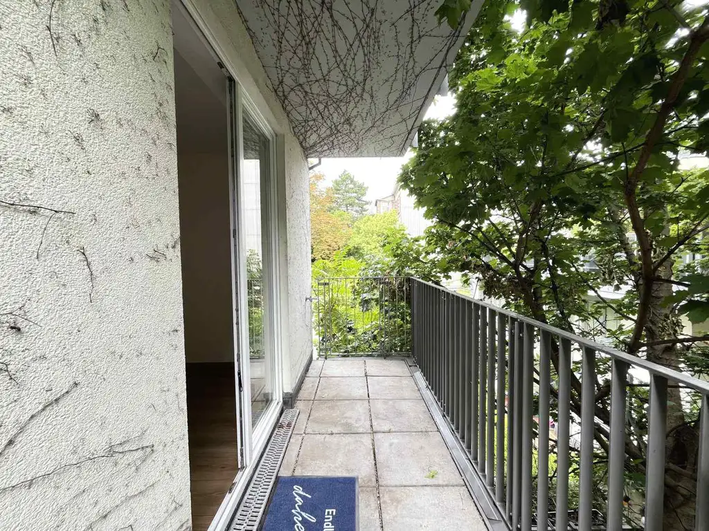Teilsanierte 2-Zimmer-Wohnung mit Balkon in den grünen  Innenhof!