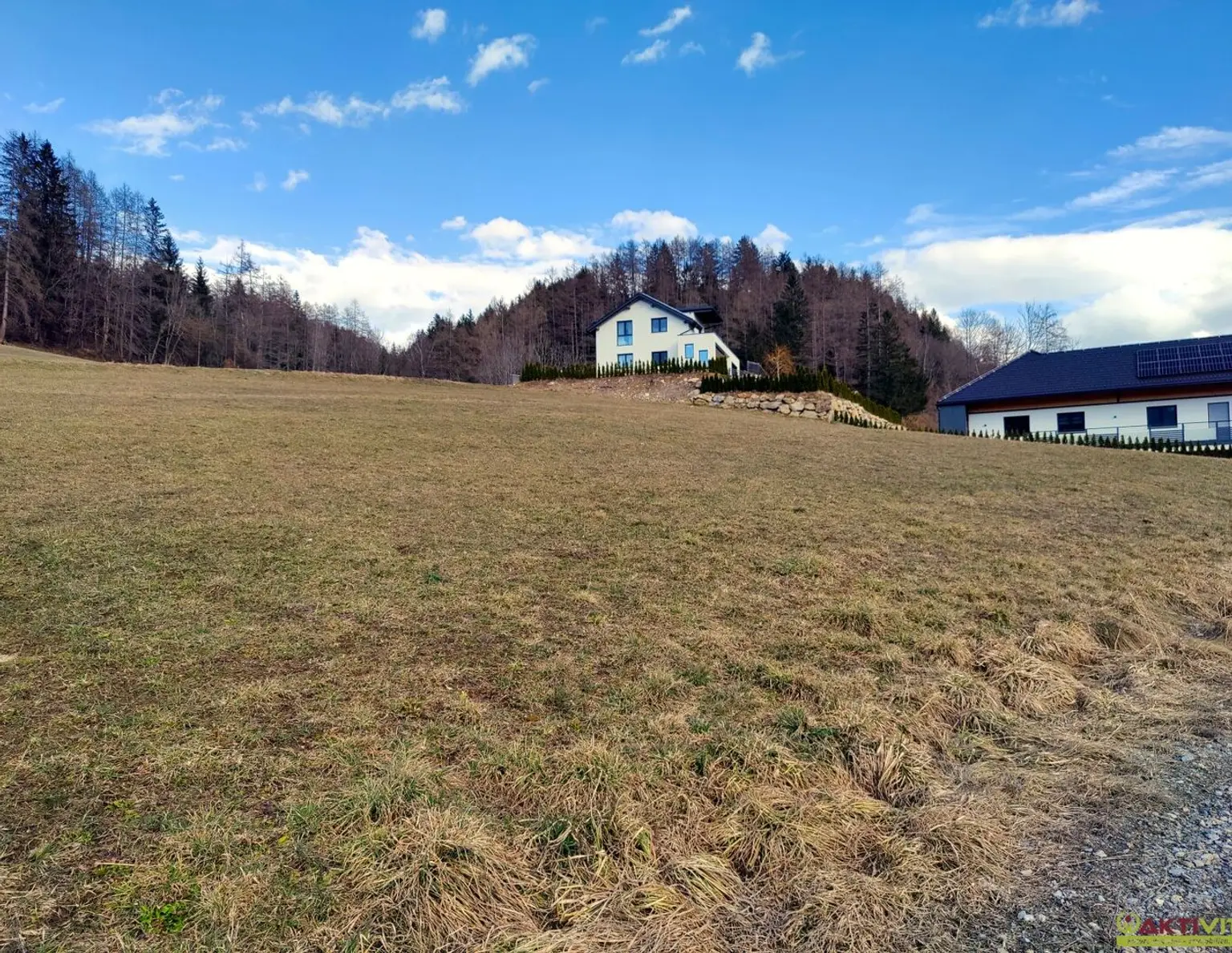 Leistbarer Wohn-Baugrund mit Fernblick. - Ruhige Lage nahe dem Zentrum. - Infrastruktur fußläufig erreichbar.