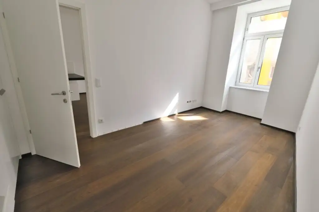 SIEBENBRUNNENPLATZ: Wohnküche + 2 Zimmer + 32 m² Terrasse (neben neuer U2-Station Reinprechtsdorfer Straße)