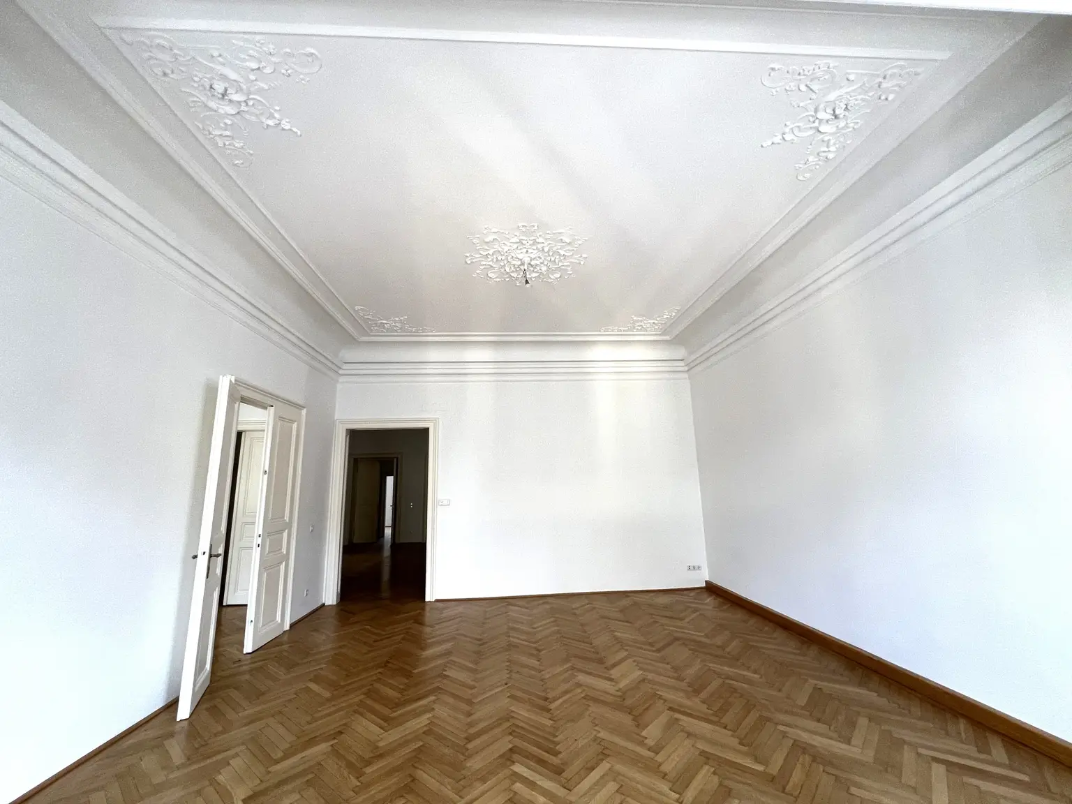 Stilvolle 6-Zimmer Wohnung im repräsentativen Haus