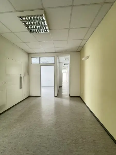 Zentrale Bürofläche mit 10 Zimmern und Stellplatz – ideal für Praxis oder Kanzlei