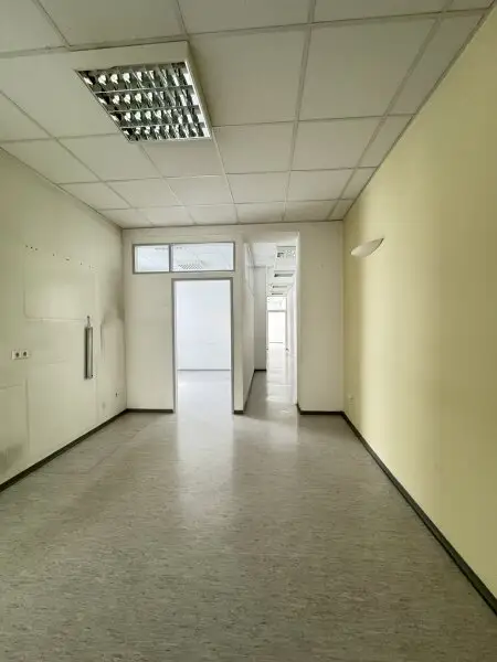 Zentrale Bürofläche mit 10 Zimmern und Stellplatz – ideal für Praxis oder Kanzlei