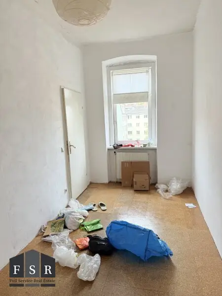 Lichtdurchflutete 4,5 Zimmer Wohnung - SANIERUNGSBEDÜRFTIG & BALKONANBAU möglich
