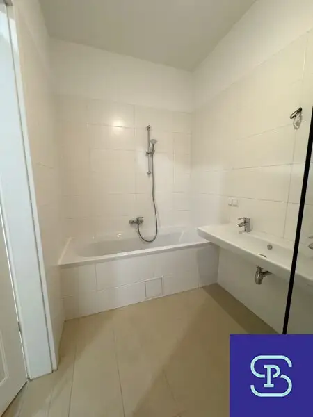 Provisionsfrei: Unbefristeter 98m² Altbau mit 11m² Süd-Loggia und Einbauküche - 1070 Wien!