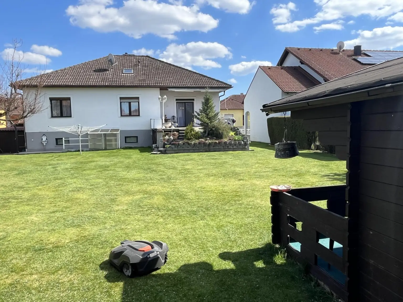 Mähroboter kümmert sich um die Rasenpflege