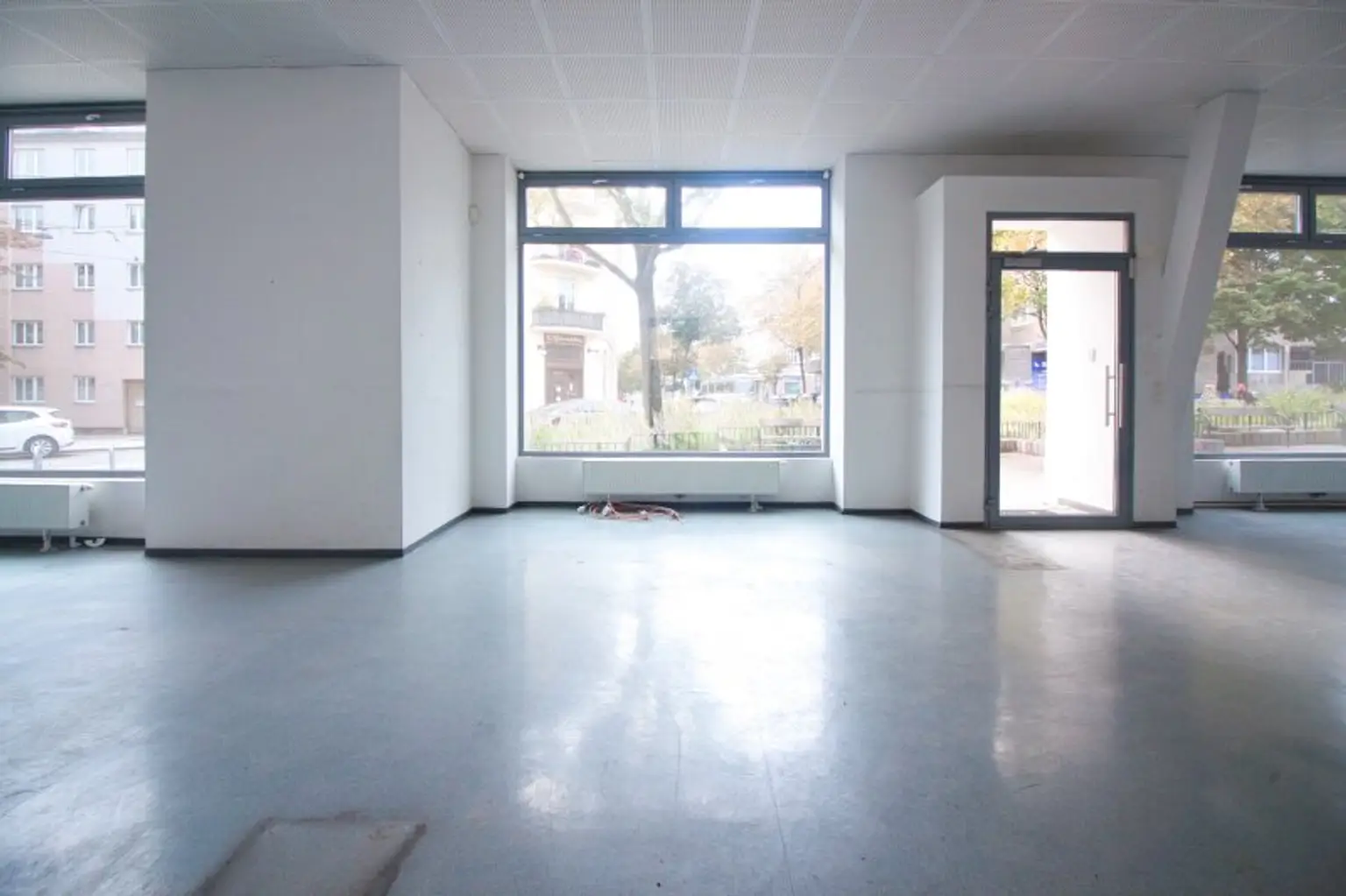 Attraktives, helles Geschäftslokal zur vielseitigen Nutzung mit guter Sichtbarkeit | flexibler Grundriss | leerstehend