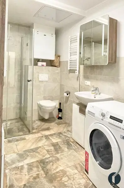 Bad mit Dusche und WC