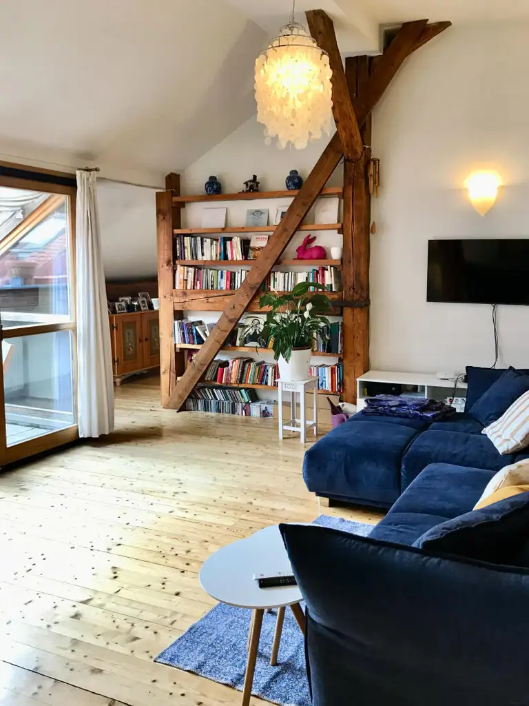 Charmante 3-Zimmer-Dachgeschosswohnung mit Lift am Opernring – Urbanes Wohnen im Herzen von Graz