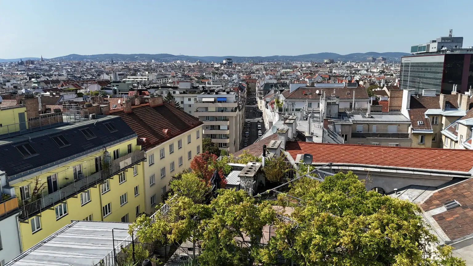 Grüner Dachgarten mit Blick über Wien I exklusive DG - Wohnung I Großzügige Fensterflächen mit Rollläden I Klimaanlage