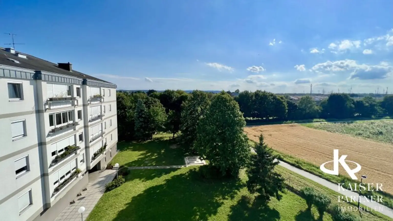 HELLE 3-ZIMMERWOHNUNG MIT LOGGIA IN GRÜNOASE!