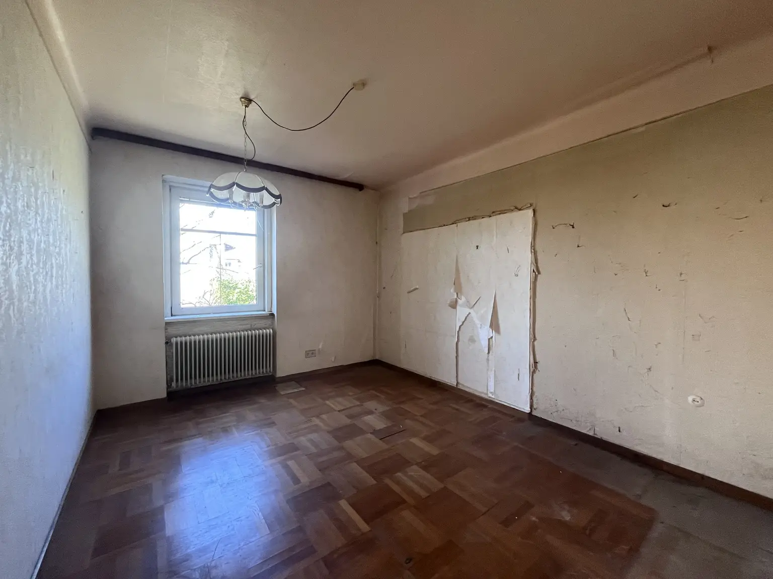 12 Zimmer Haus  mit Geschäftslokal auf 948 m2 Grundstück