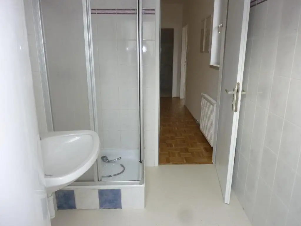 2-Zimmer-DG-Wohnung mit Zugang zur Terrasse!