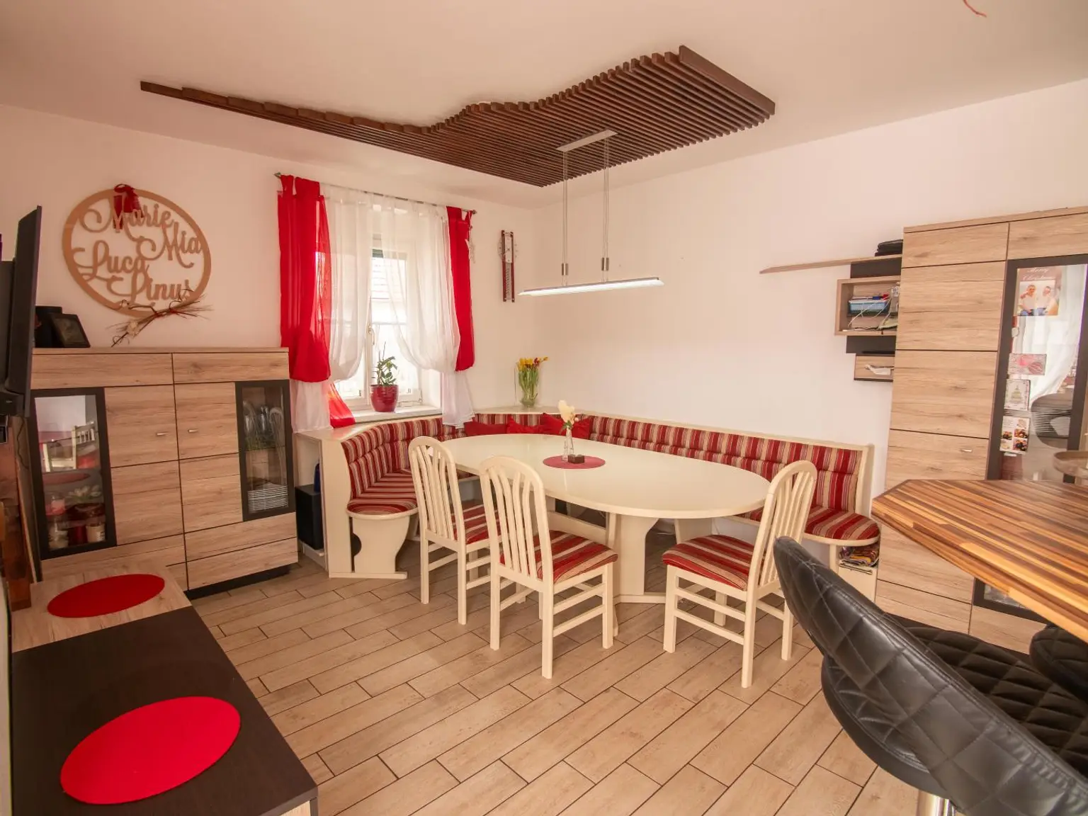 Großes Wohnhaus mit Heurigenlokal / 5 Gästezimmern und einem Miethaus