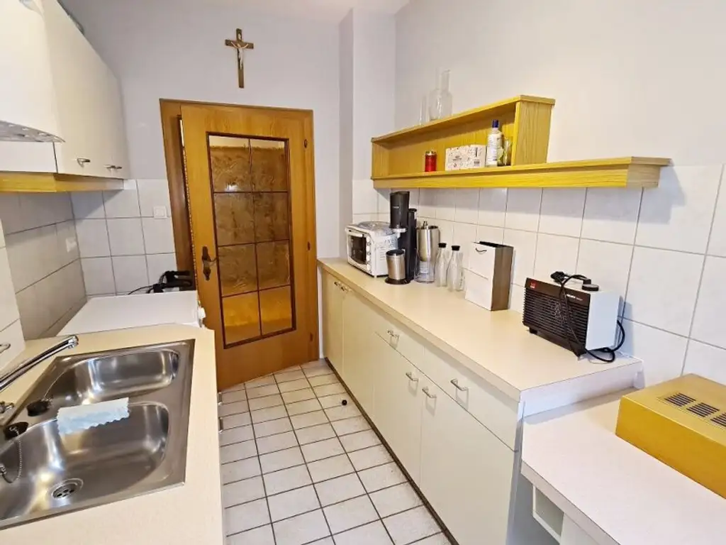 FAMILIENHIT, ENKPLATZ, gepflegte 113 m2 Neubau mit Loggia, 4 Zimmer, Küche, 2 Bäder, teilmöbliert, 3. Liftstock, U3-Nähe