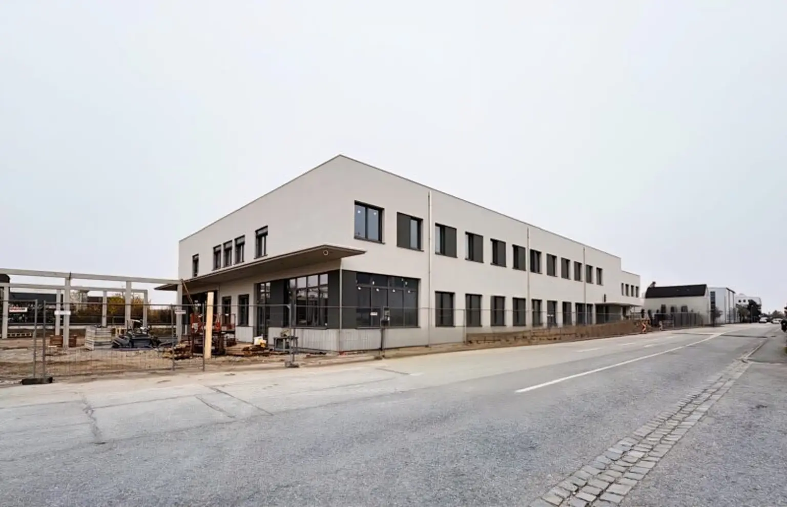 Vielseitig nutzbare Gewerbefläche in Welser TOP-Lage unmittelbar an der B1 – Erstbezug!!