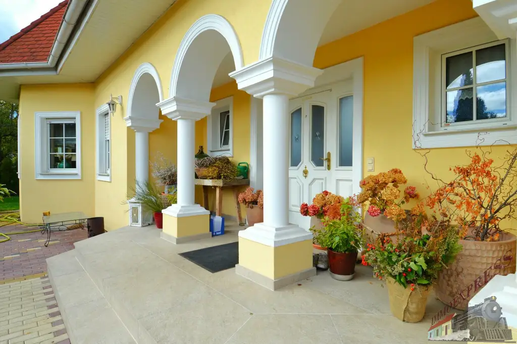 Repräsentatives Einfamilienhaus im italienischen Stil auf ca. 2.711 m²