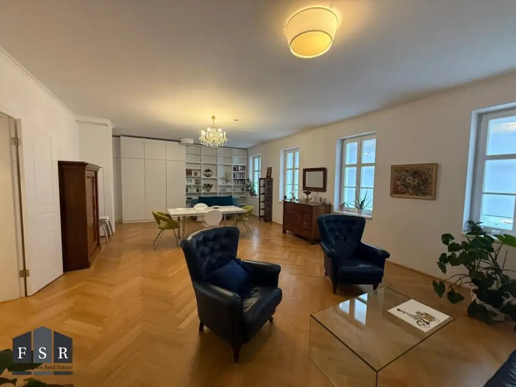 Alles da - Moderne und elegante Altbauwohnung mit Balkon in bester Lage + 1x Garagenplatz und Einbauküche im Preis inkludiert