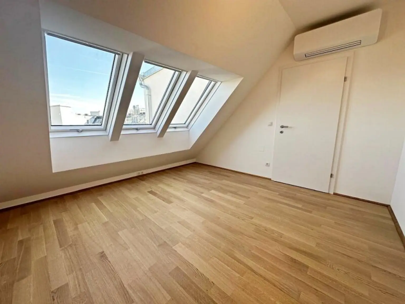 ERSTBEZUG, DACHGESCHOSS, klimatisierte 82 m2 Neubau mit Balkon, Wohnküche, 2 Zimmer, Wannenbad, Parketten, Augarten