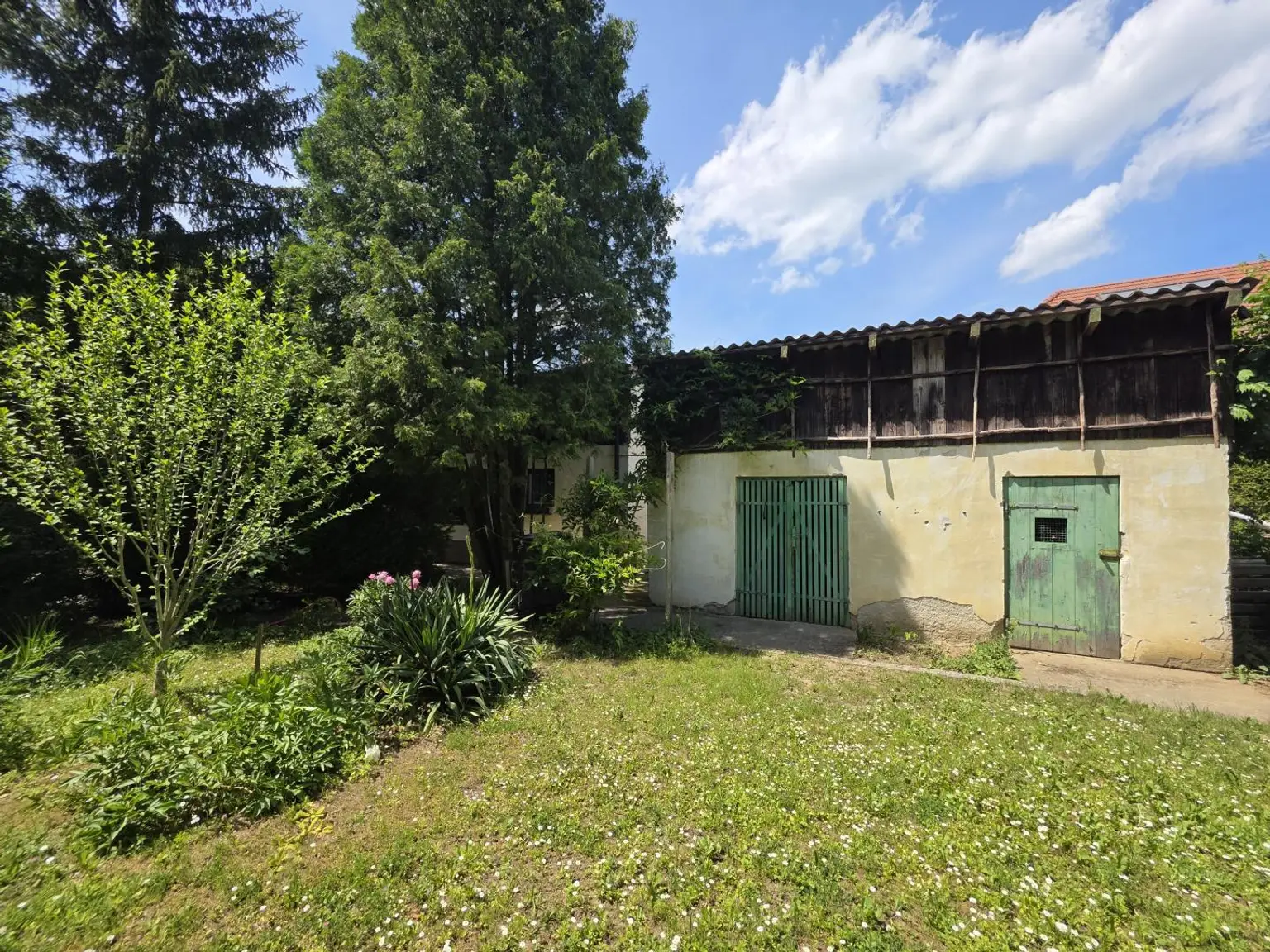 Nebengebäude im Garten (2)