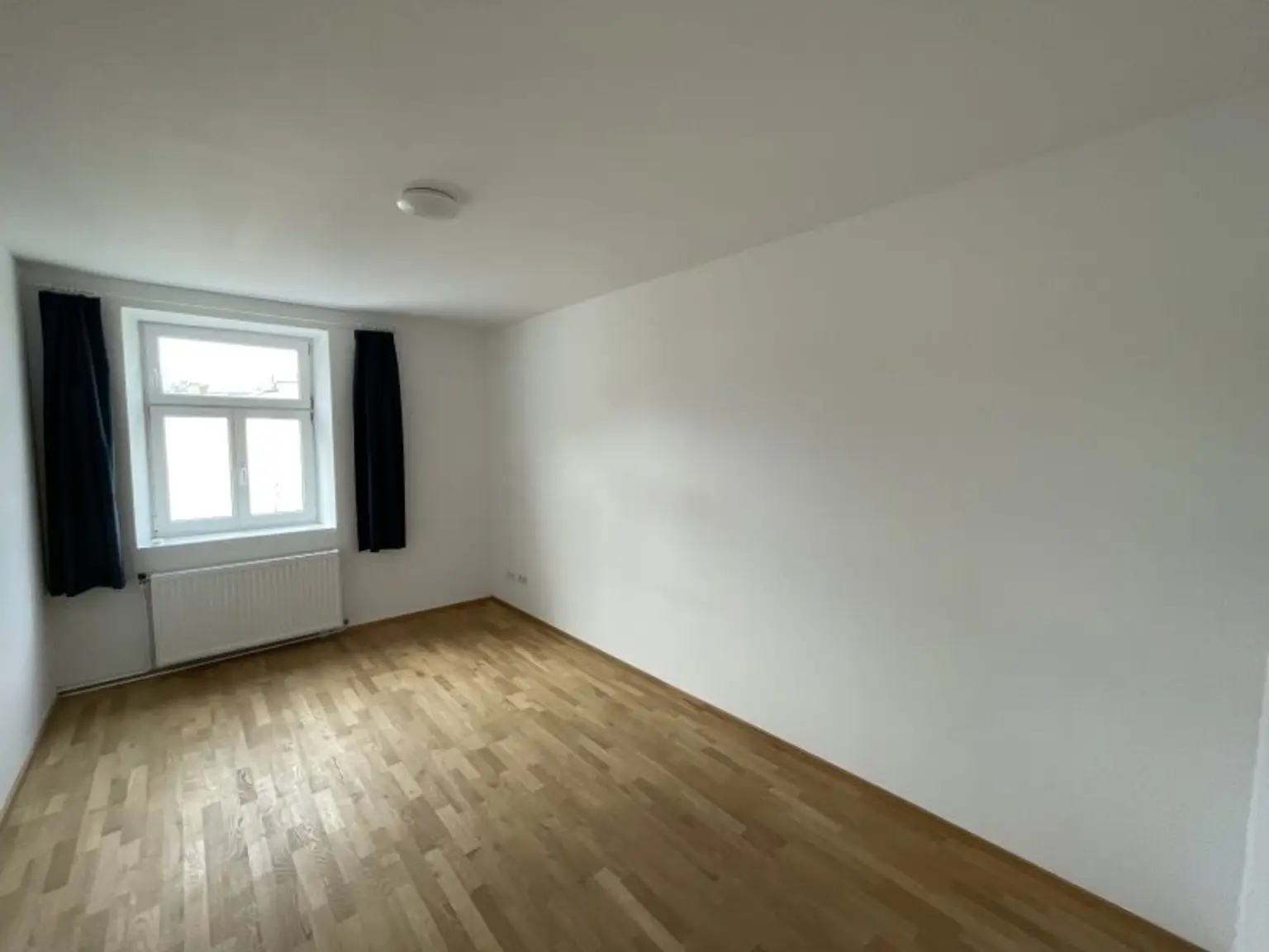 LOFTARTIGE DACHGESCHOSS-WOHNUNG -- 5 ZIMMER -- BALKON/RUHELAGE/KLIMA/U-BAHN -- UNBEFRISTET!