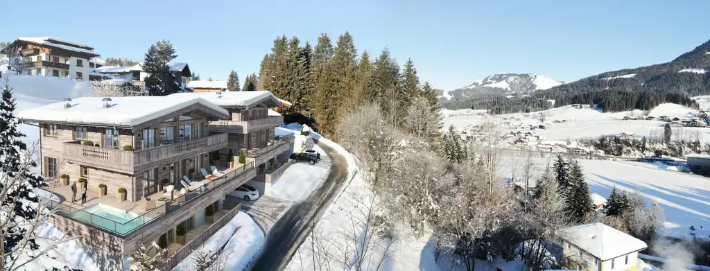 Zwei trendige Chalets mit endloser Aussicht