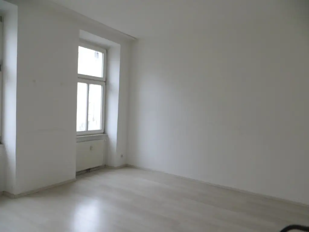 Befristet vermietete 2-Zimmer-Wohnung im sanierten Altbau.