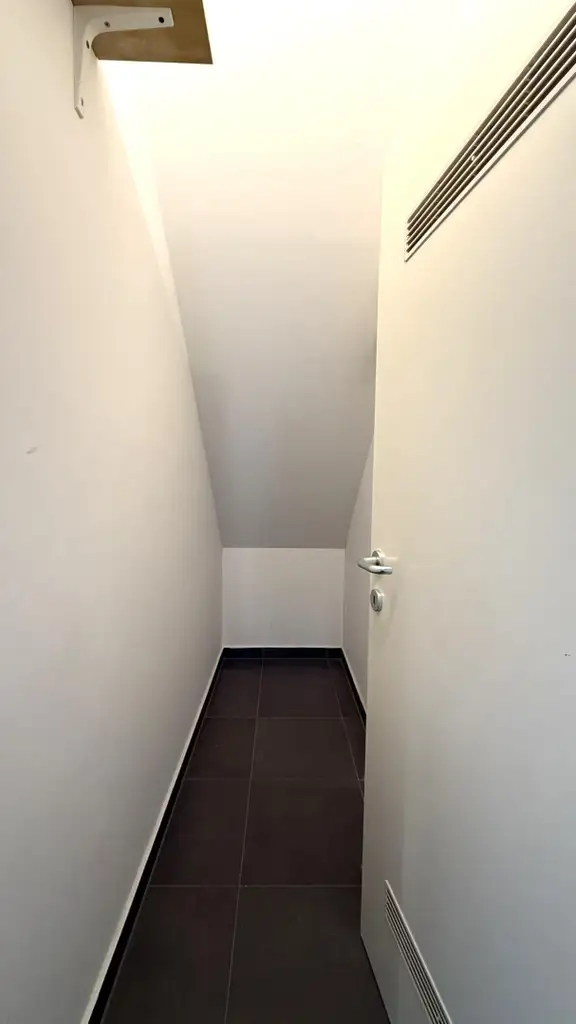 GRINZING!!! Sportliches Paar für moderne Balkonwohnung im 2.OG ohne Lift gesucht! :)