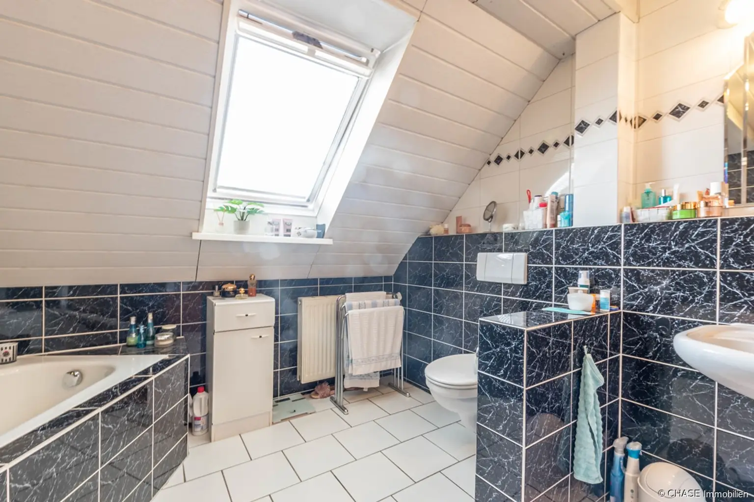 Badezimmer Dachgeschoss 2