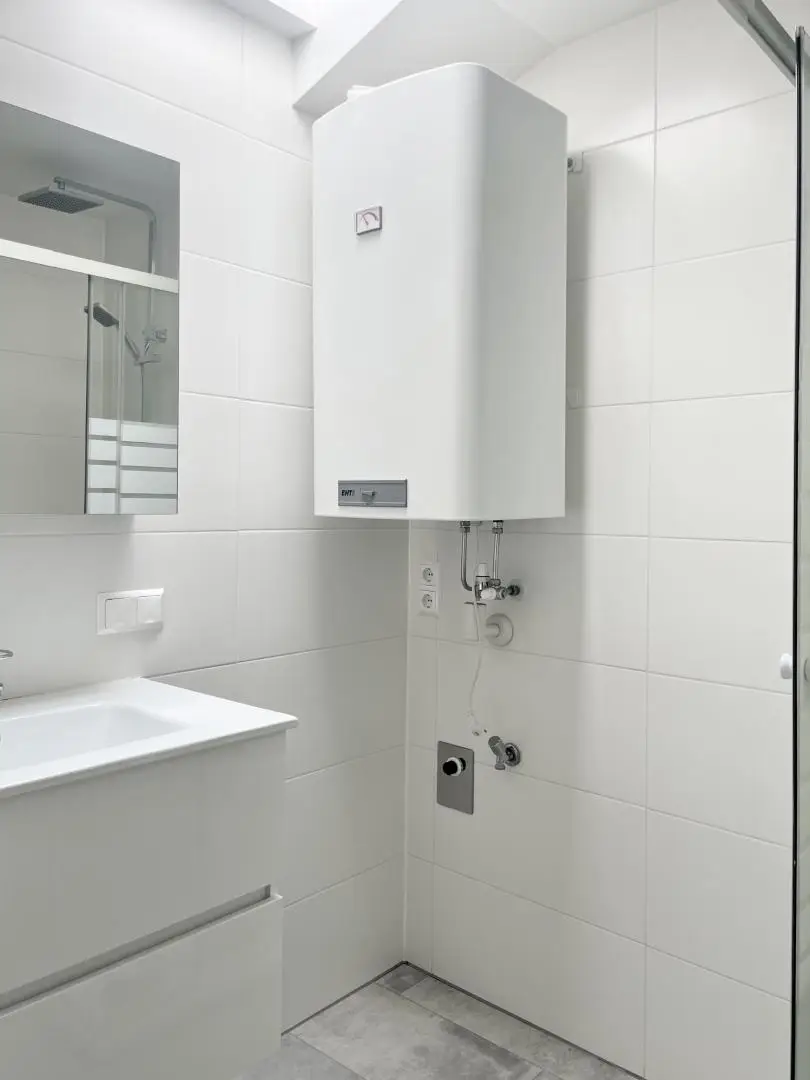 Modern sanierte Dachgeschosswohnung mit hochwertiger Klimaanlage