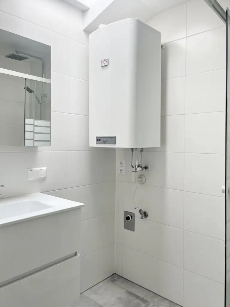 Modern sanierte Dachgeschosswohnung mit hochwertiger Klimaanlage