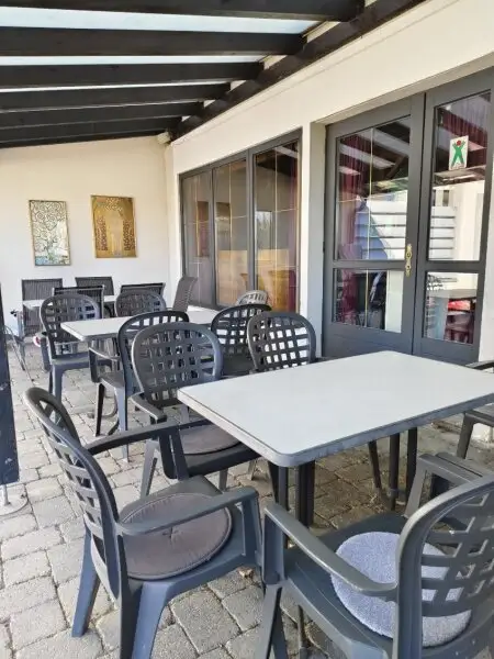 Modernes Wohnhaus  mit angrenzender Café-Bar und 2200m2 Grundstück