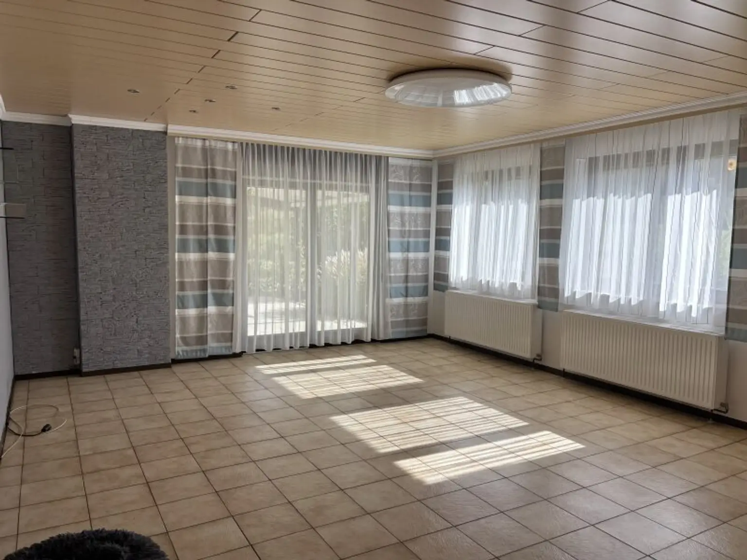 ** FAMILYS BEST **   Reinersdorf !! Bungalow mit ca. 122 m2 Wfl. in ruhiger, idyllischer Ortsrandlage mit ca. 1.200 m2 Eigengrund !!