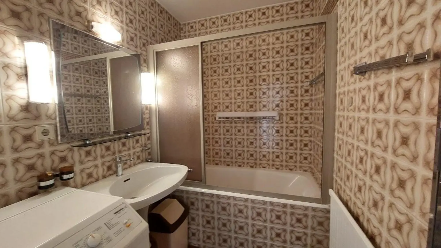 11 Badezimmer mit Wanne