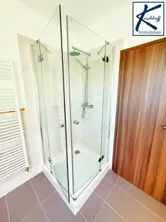 Dusche im Bad DG links